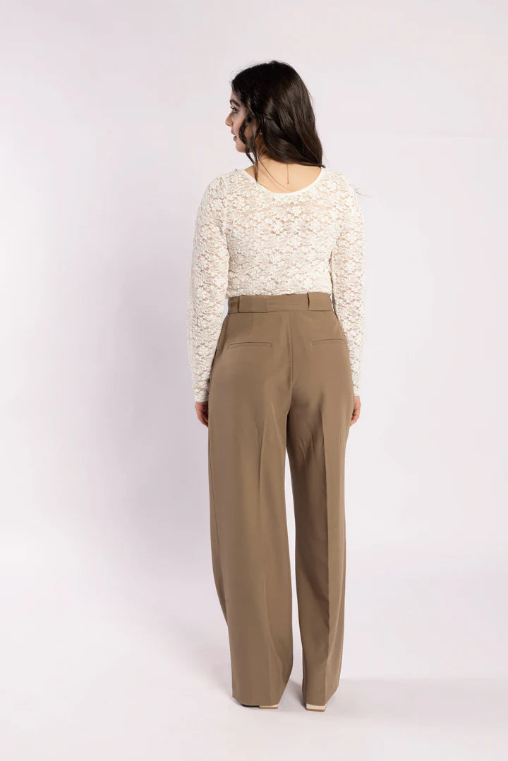 
                  
                    FAV LAYER TOP-crème
                  
                
