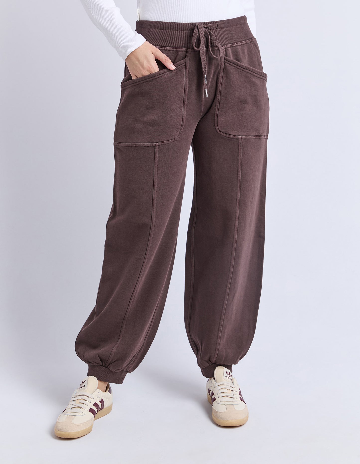 
                  
                    FOXWOOD LEO TRACKPANT-COFFEE
                  
                