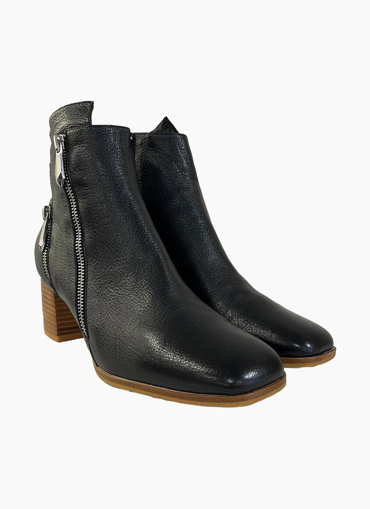 
                  
                    VANNAY ANKLE BOOTS BLACK
                  
                