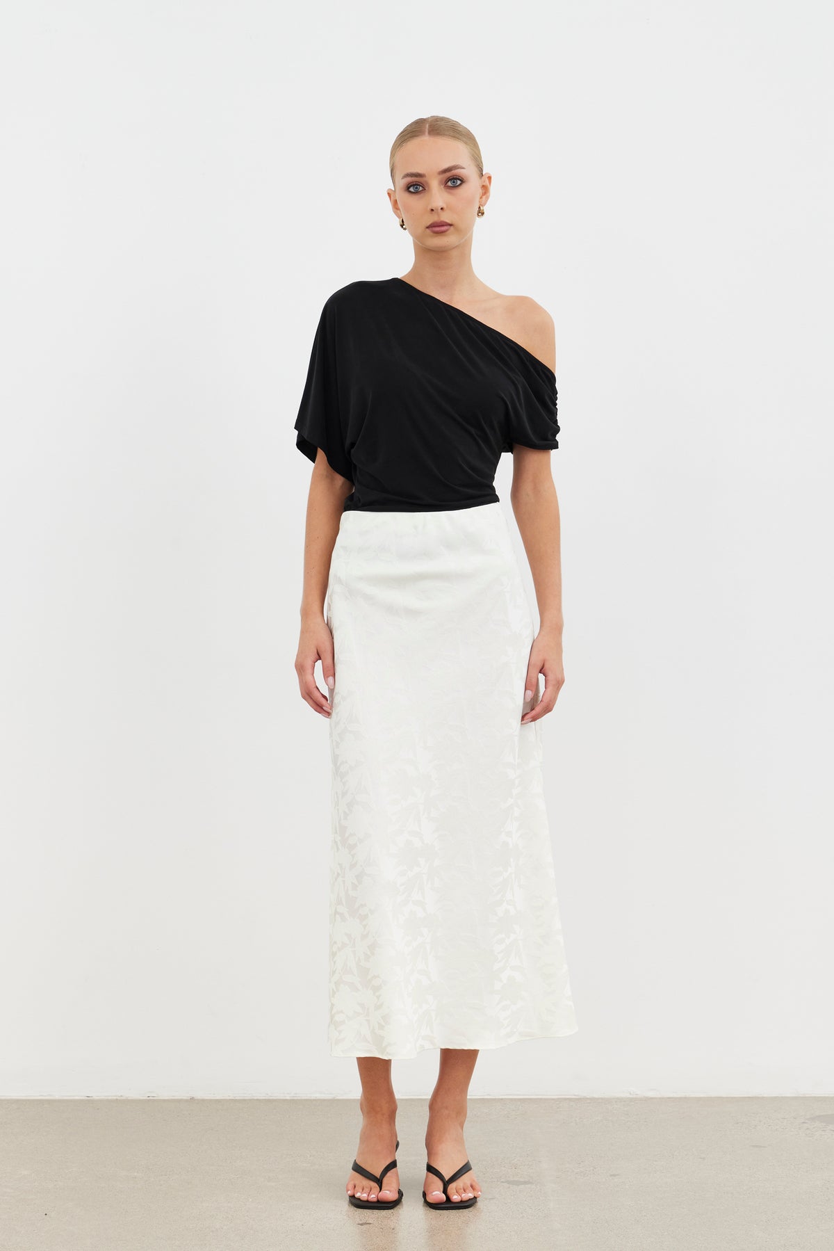 
                  
                    GAIA ONE SHOUDER TOP-BLACK
                  
                