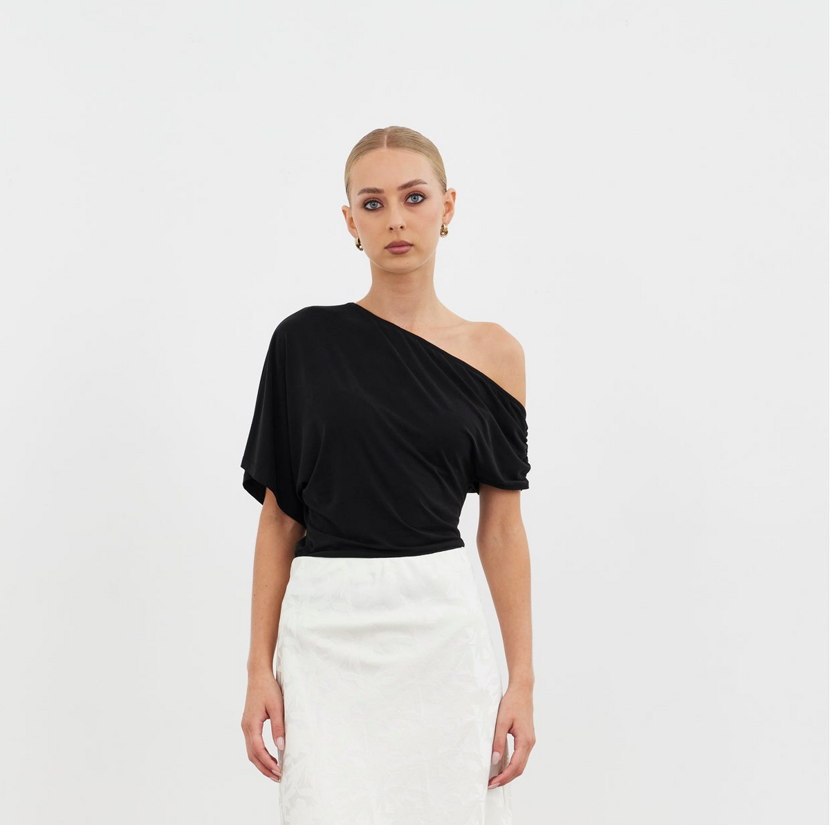 
                  
                    GAIA ONE SHOUDER TOP-BLACK
                  
                