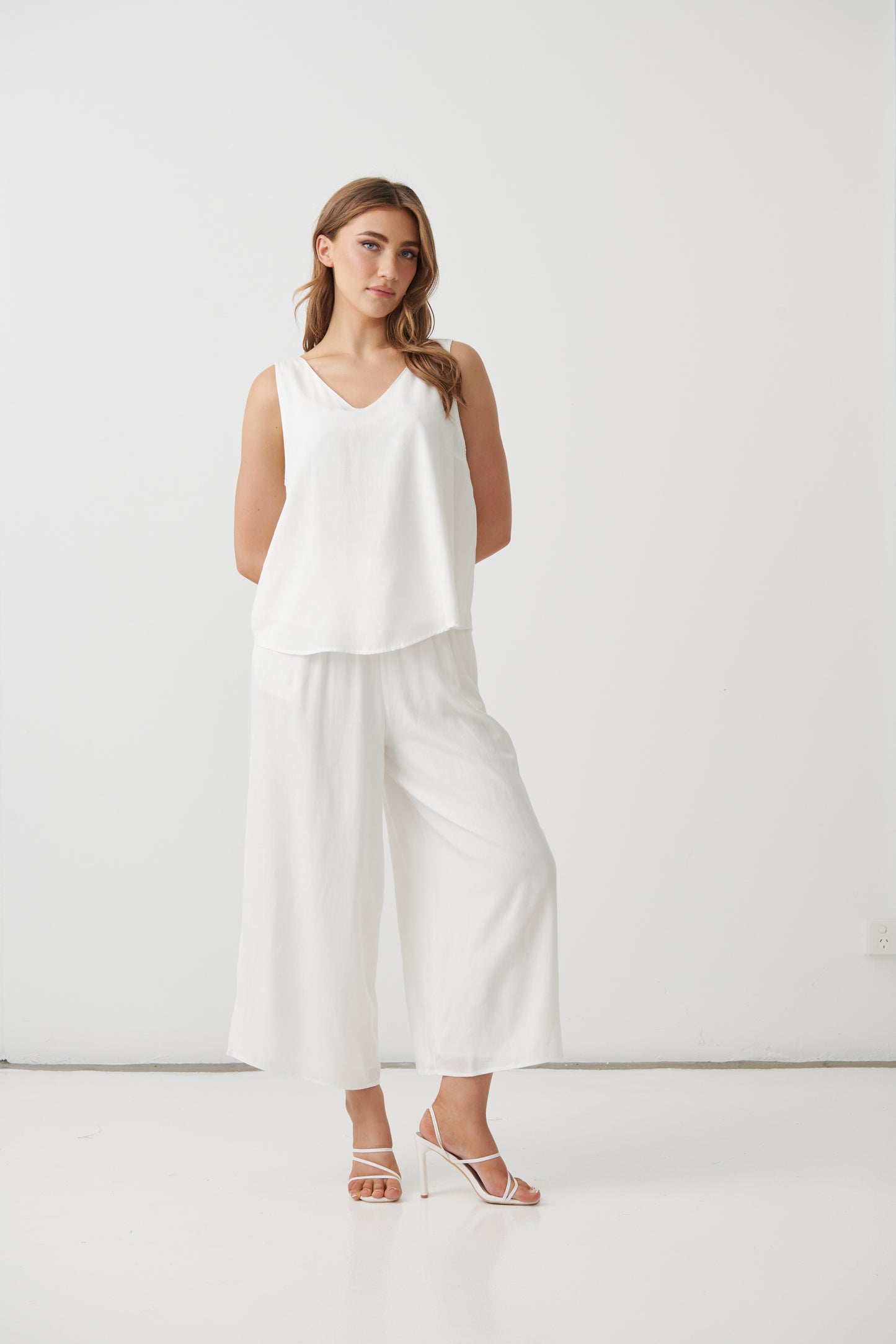
                  
                    HF2886 Swing V-Neck Tank Top-WHITE
                  
                