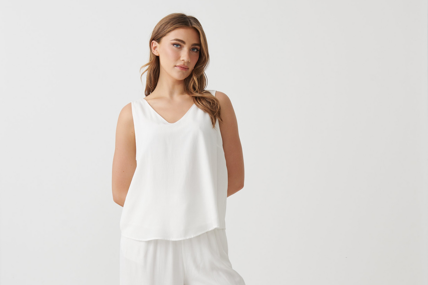 
                  
                    HF2886 Swing V-Neck Tank Top-WHITE
                  
                
