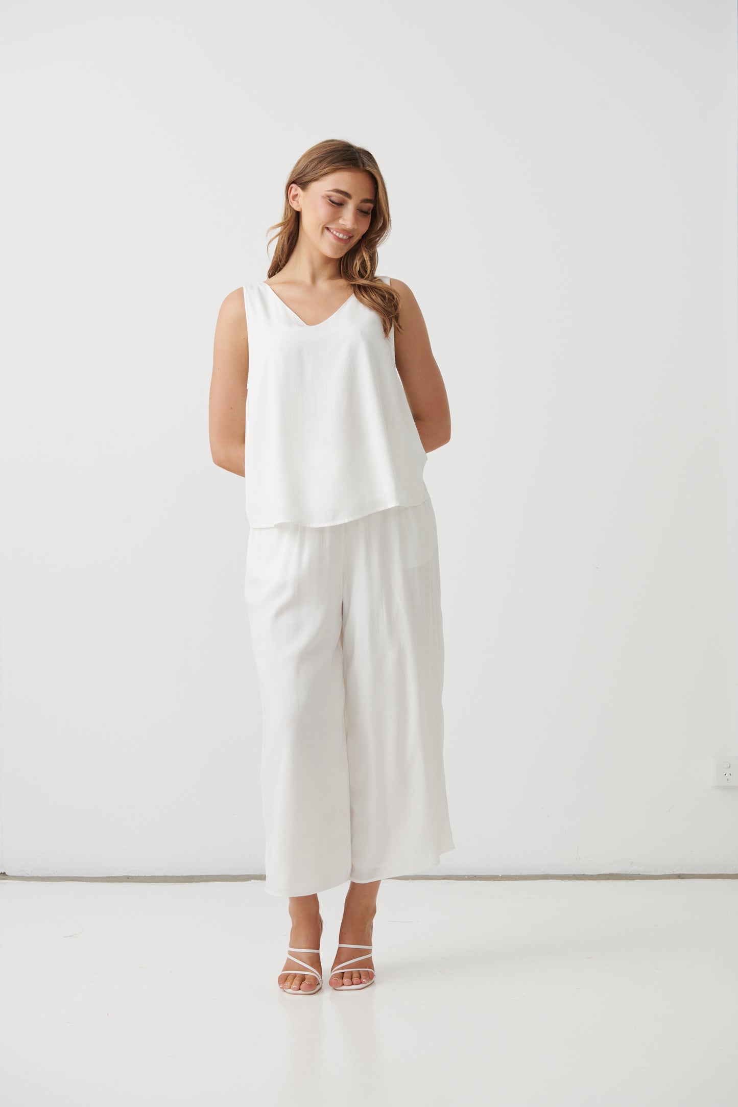 
                  
                    HF2886 Swing V-Neck Tank Top-WHITE
                  
                