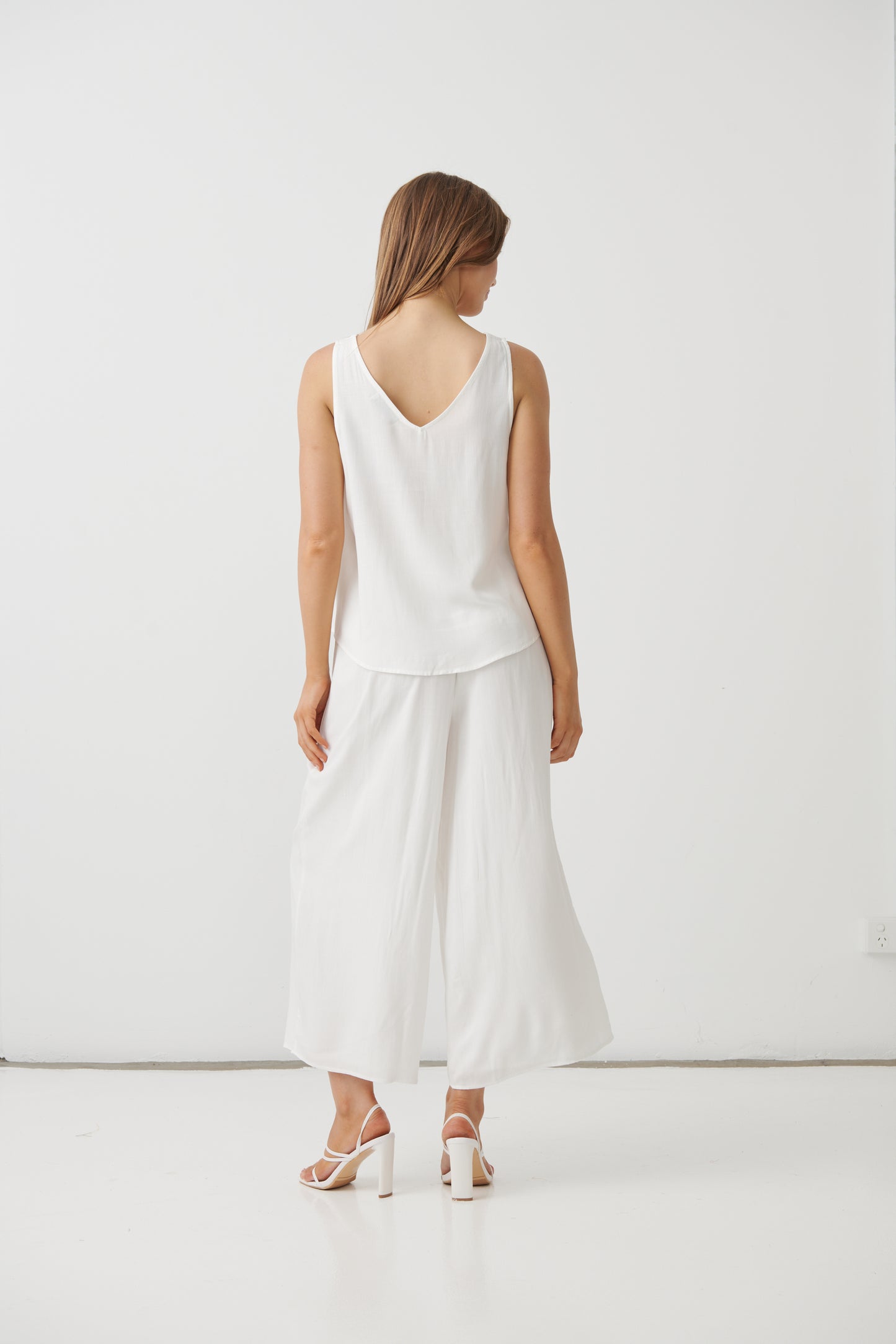 
                  
                    HF2886 Swing V-Neck Tank Top-WHITE
                  
                