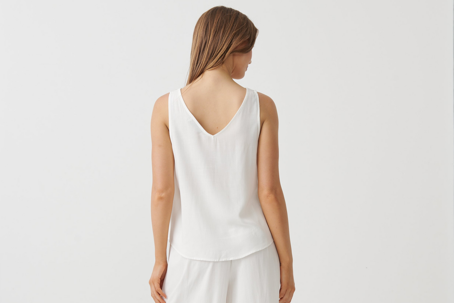 
                  
                    HF2886 Swing V-Neck Tank Top-WHITE
                  
                