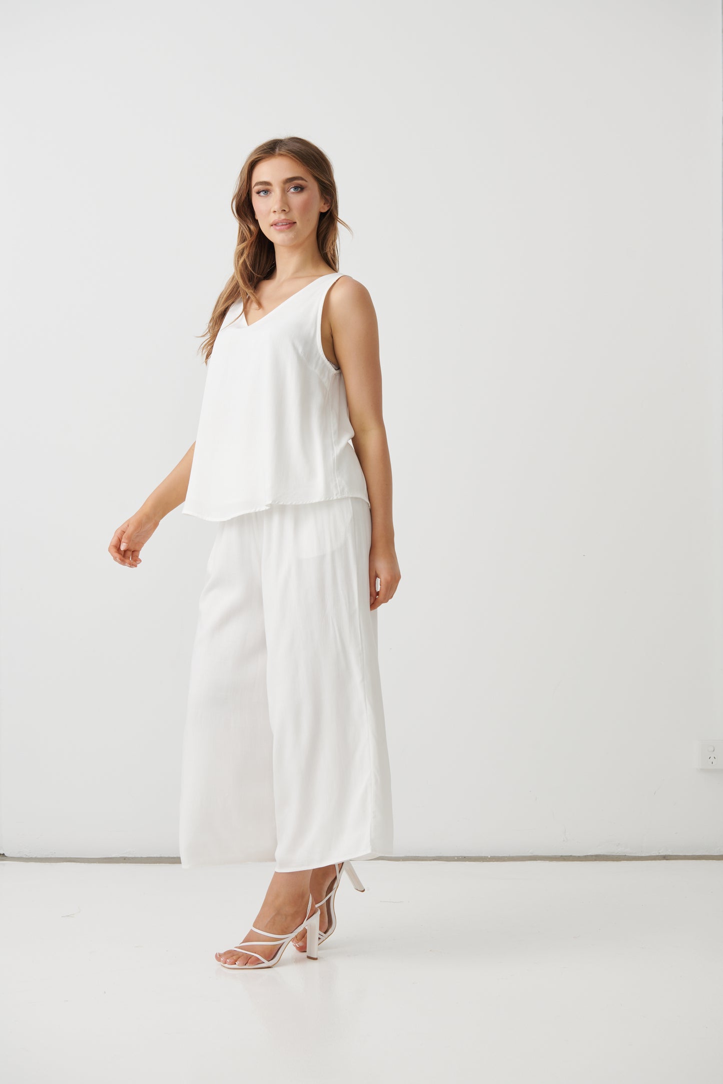 
                  
                    HF2886 Swing V-Neck Tank Top-WHITE
                  
                