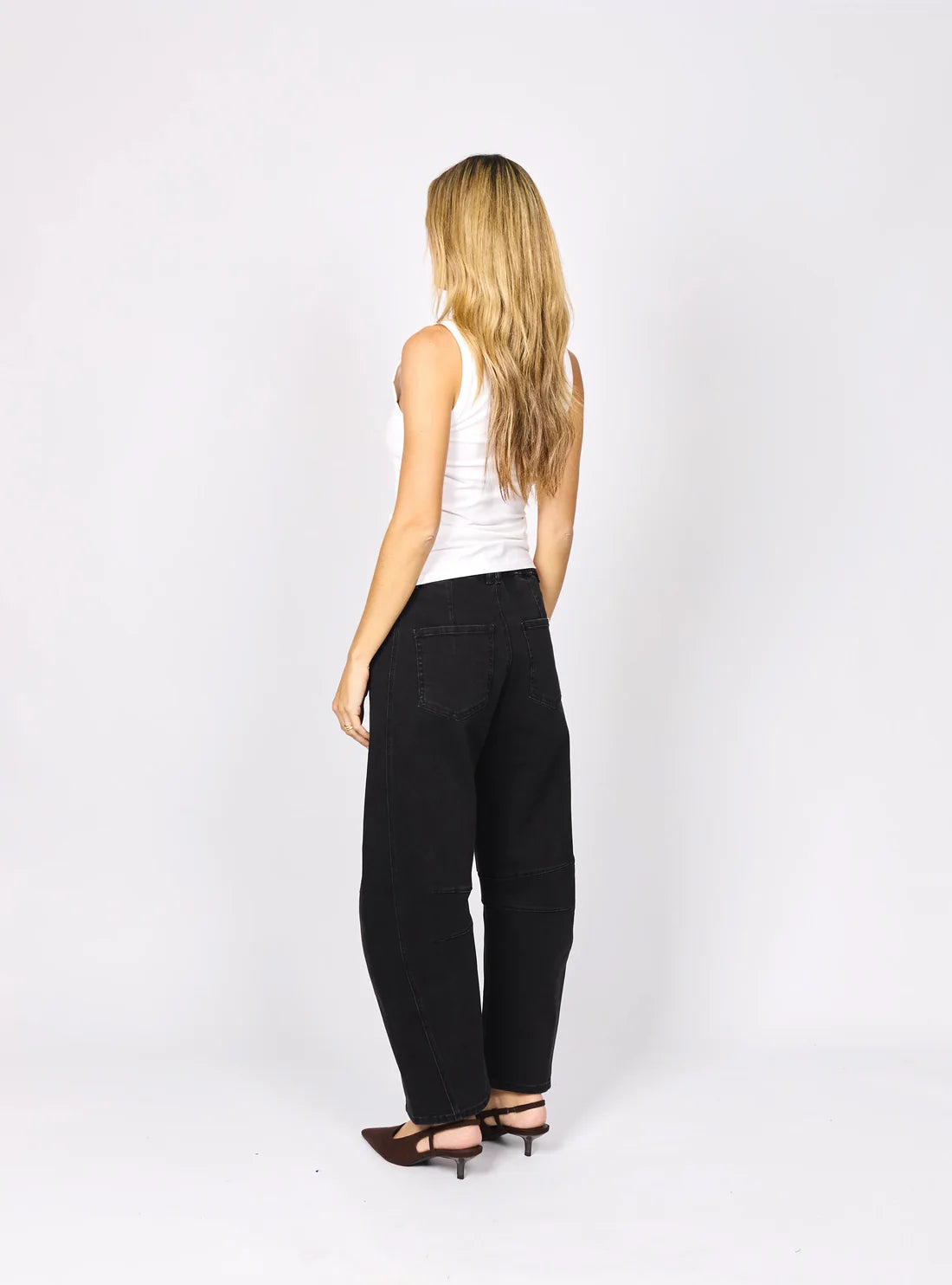 
                  
                    CARSON BARREL JEANS - BLACK WASHED
                  
                