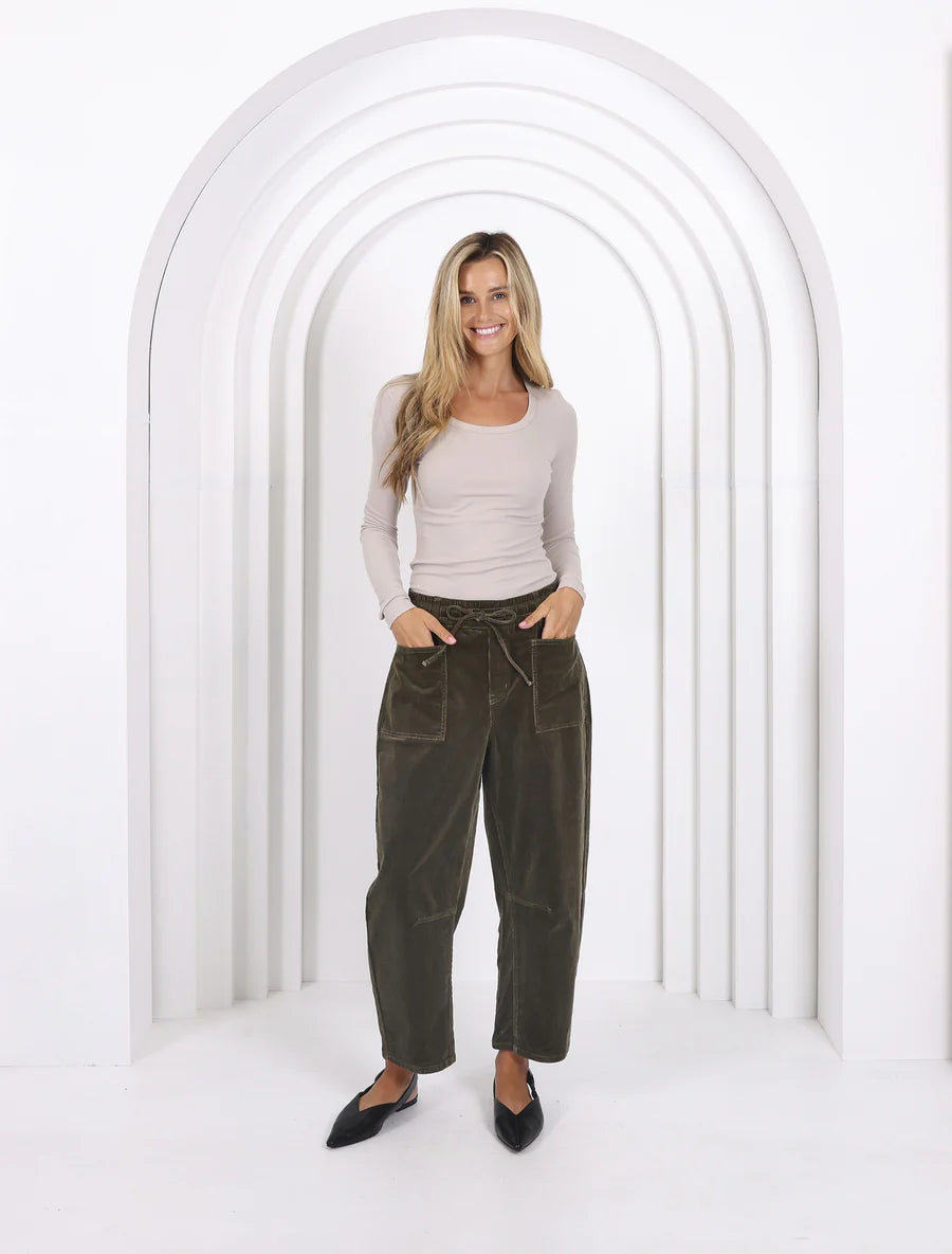 
                  
                    LEO BARREL JEANS CORDUROY - FOREST MOSS
                  
                