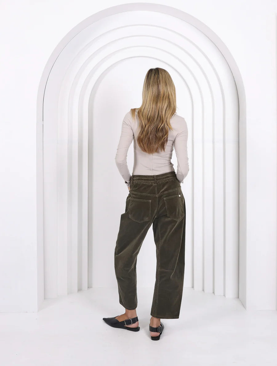 
                  
                    LEO BARREL JEANS CORDUROY - FOREST MOSS
                  
                