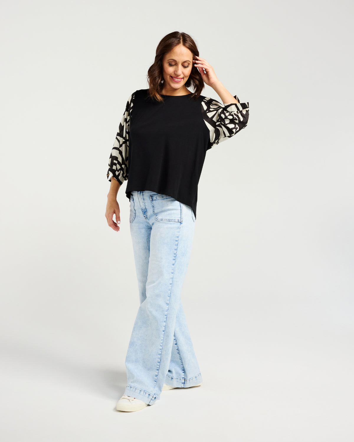 
                  
                    ZAFINA KIRA TOP-BOLD EDGE
                  
                