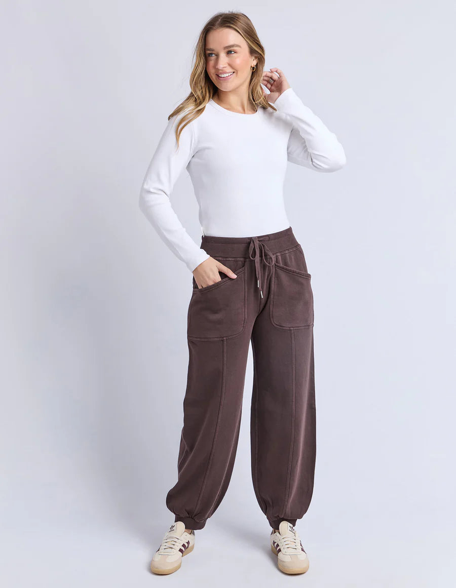 
                  
                    FOXWOOD LEO TRACKPANT-COFFEE
                  
                