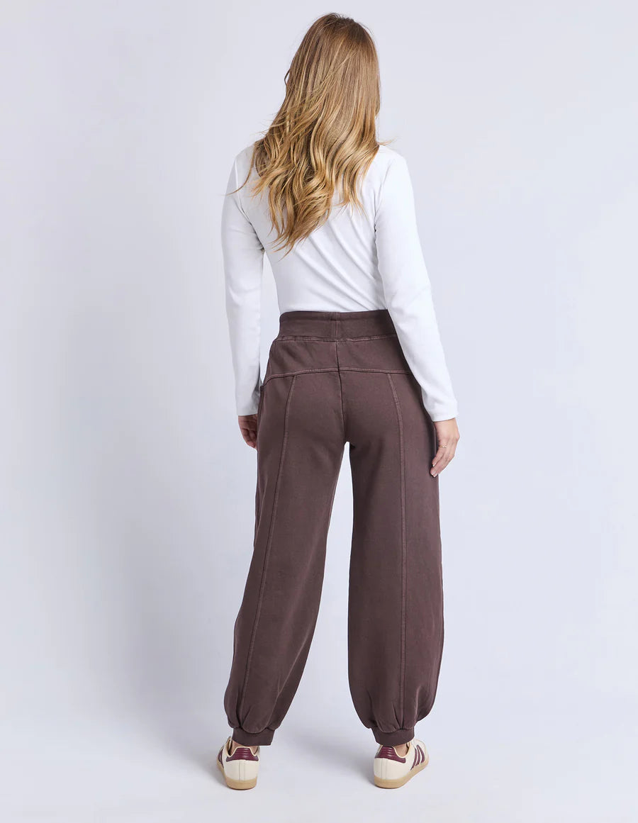
                  
                    FOXWOOD LEO TRACKPANT-COFFEE
                  
                