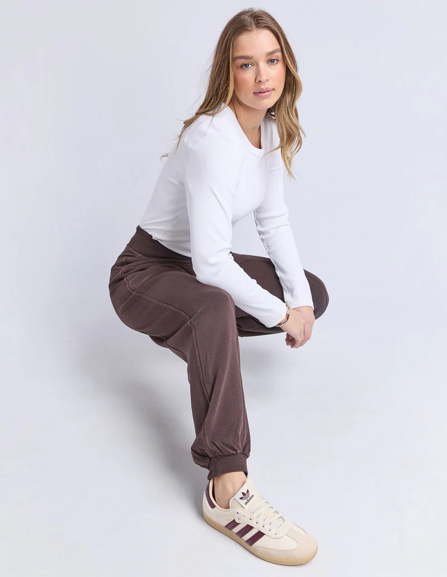 
                  
                    FOXWOOD LEO TRACKPANT-COFFEE
                  
                
