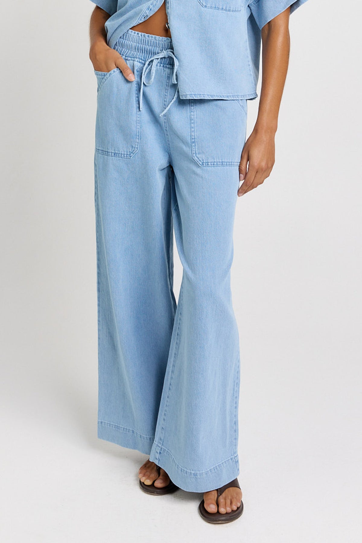 
                  
                    SAFFRA RELAX LEG JEAN
                  
                