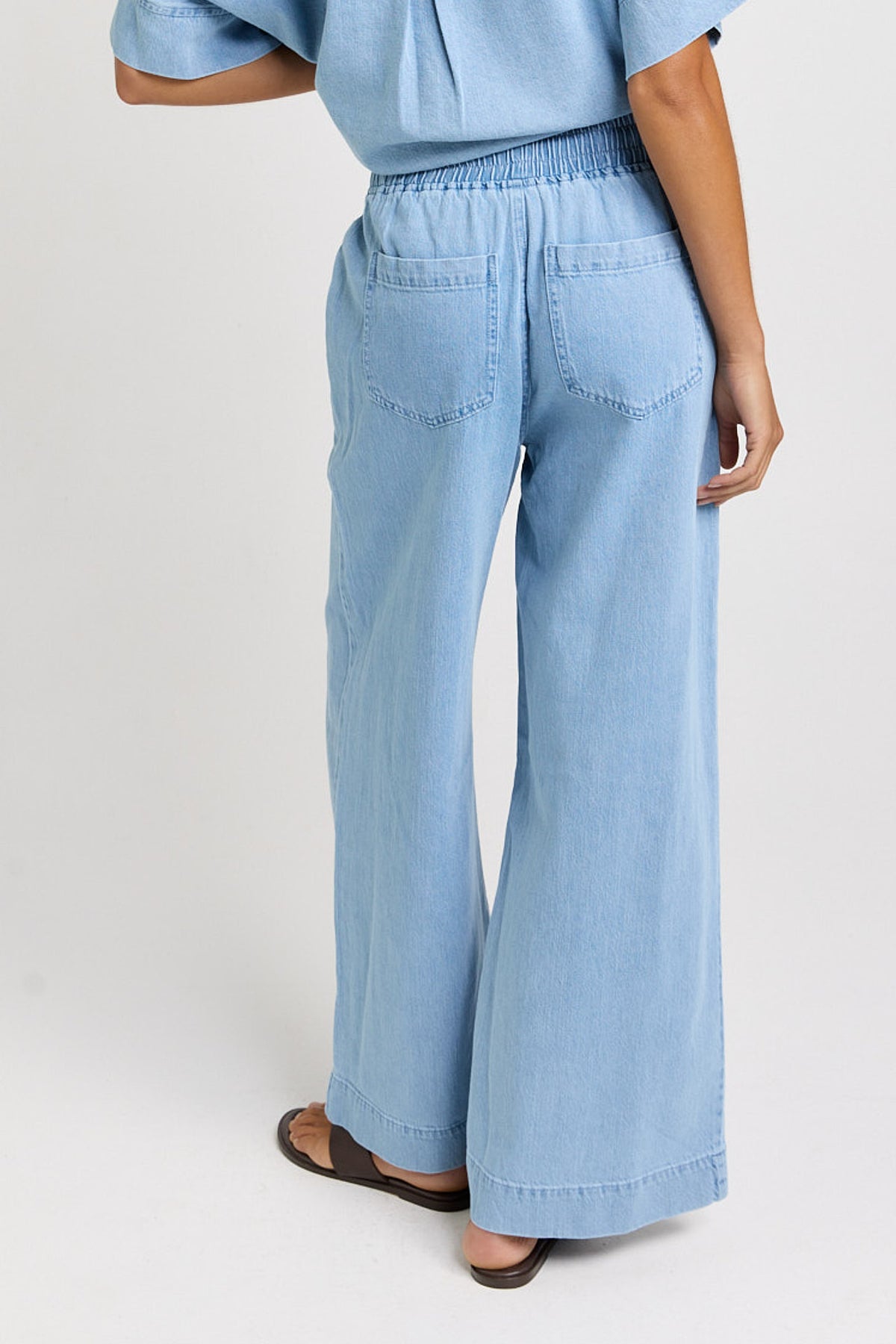 
                  
                    SAFFRA RELAX LEG JEAN
                  
                