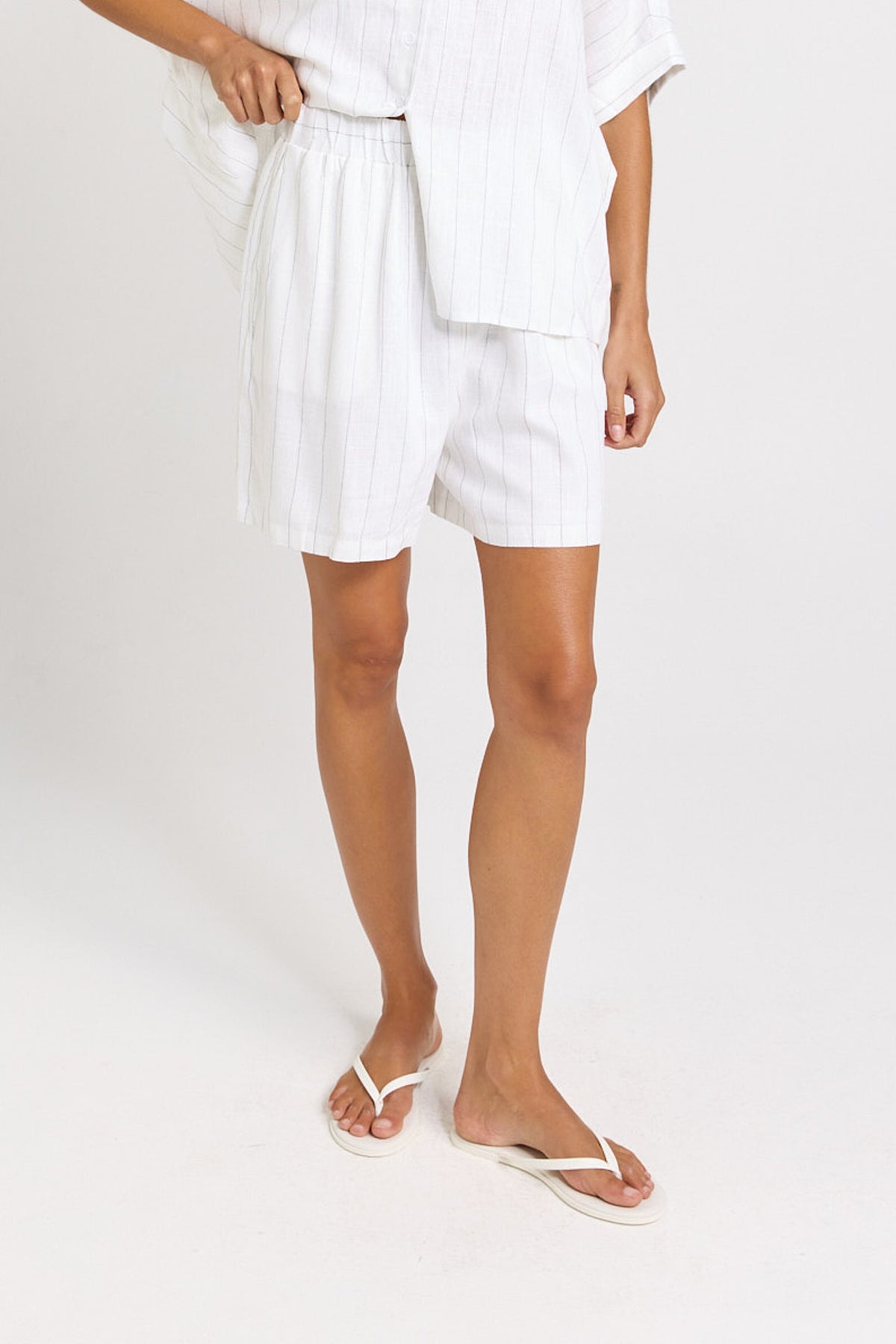 
                  
                    PALM RELAX SHORTS-WHITE/BLACK STRIPE
                  
                